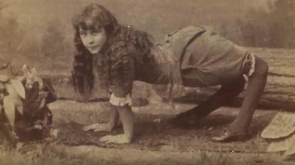 Ella Harper - Říkalo se jí velbloudí dívka, narodila se totiž s abnormálně vyvinutými nohami, šlo o genetickou vadu.