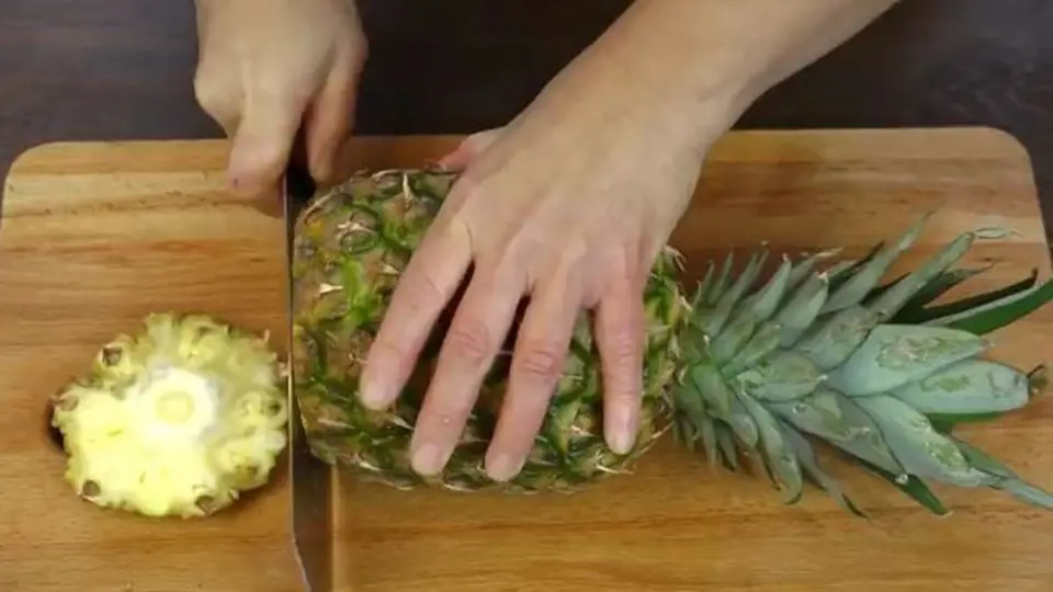 Dalším krokem je seříznutí spodní části ananasu a to zcela v rovině.