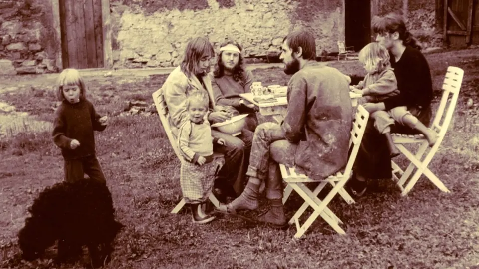 Manželé Parkánovi (vlevo) s dětmi u domu v Řepčicích a Charlie Soukupem, který se stal dalším obyvatelem domu.