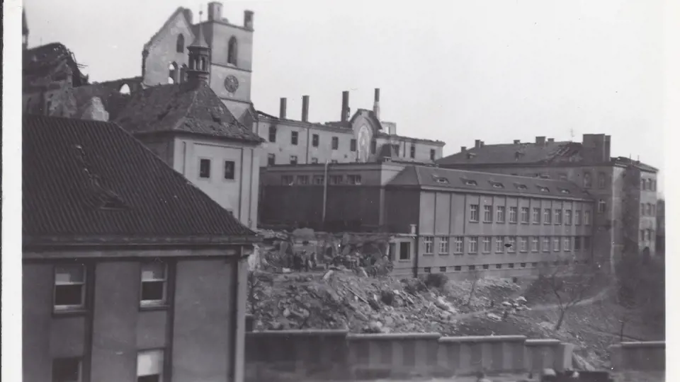 Emauzský klášter den po bombardování Prahy ze 14. 2. 1945