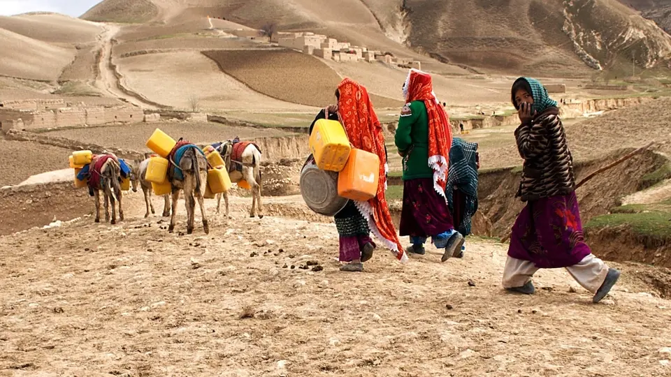 Jen málo obyvatel afghánského venkova má přístup k nezávadné vodě. Život v horských oblastech, kde je na dlouhou část roku jediným zdrojem dešťová voda zachycená do sběrných nádrží, představuje pro místní obyvatele velikou výzvu.