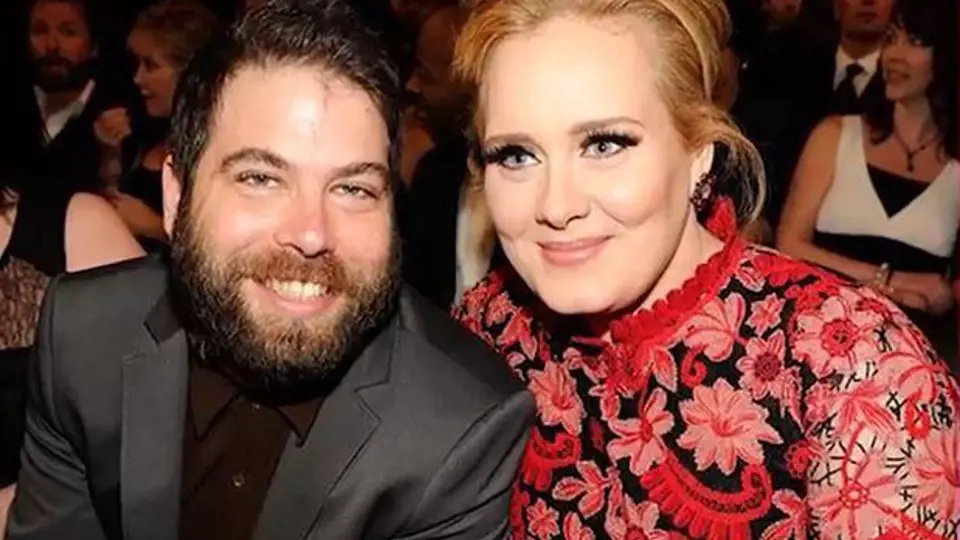 Britská zpěvačka Adele je a byla vždy svá. Svého muže Simona Konecki potkala díky společnému známému a přes počáteční problémy jsou dnes spokojenými rodiči. Simon je původem Američan, v deseti letech se s rodiči přestěhoval do Anglie.