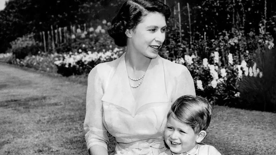 Malý princ Charles se svojí matkou Alžbětou II.