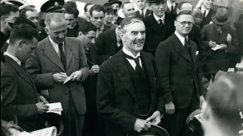Neville Chamberlain, jehož vítá Anglie poté, co jí podle svých slov "přivezl mír"