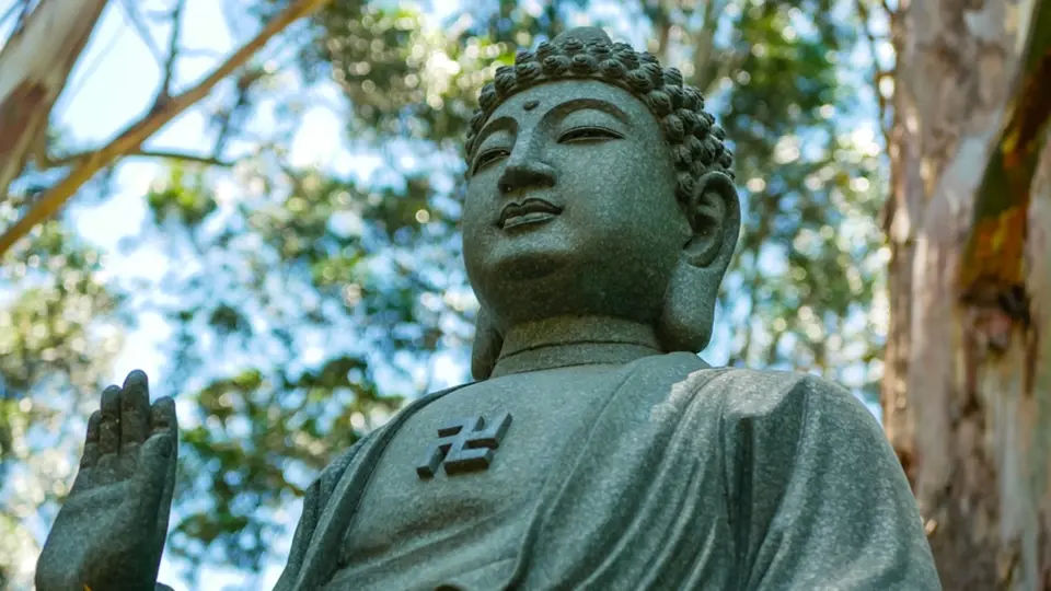 Se svastikou bývá vyobrazen i Buddha.