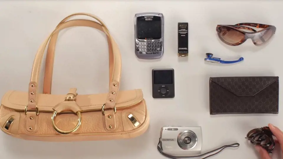 Obsah kabelky z roku 2006 - mobilní telefon (třeba Blackberry), parfém, sluneční brýle, handsfree, iPod, foták, vizitkovník a klips do vlasů