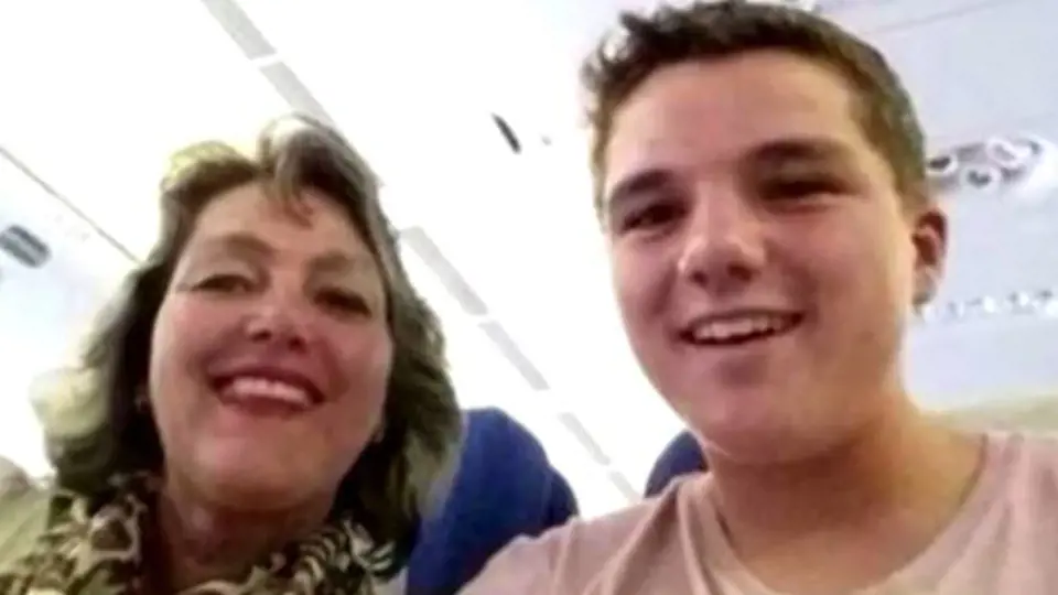Gary Slot se svou maminkou pořídil toto selfie pár minut před tím, než bylo letadlo, ve kterém cestovali, sestřeleno nad Ukrajinou