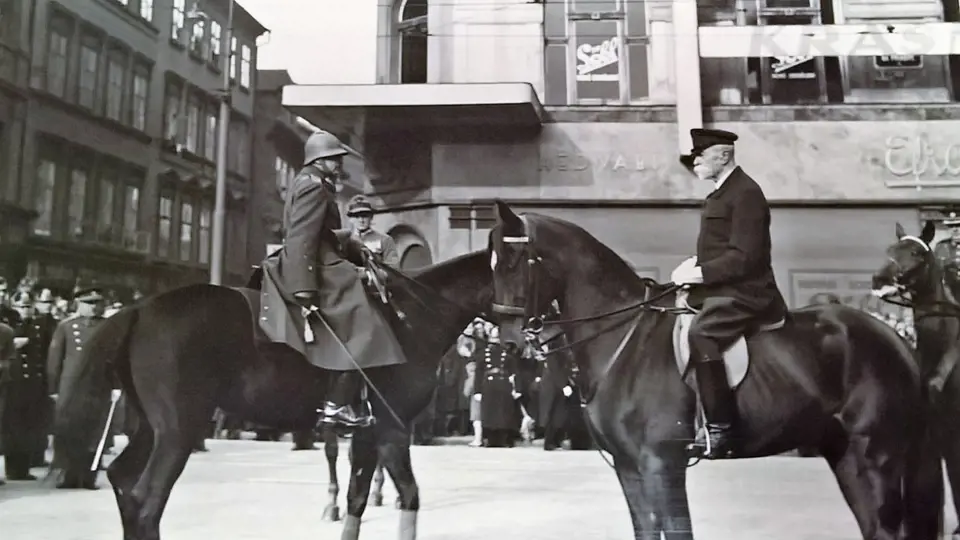 Generál Josef Bílý Josef Bílý s Tomášem Garriguem Masarykem na výročí vzniku ČSR dne 28.10.1933 před palácem Koruna na Václavském náměstí.