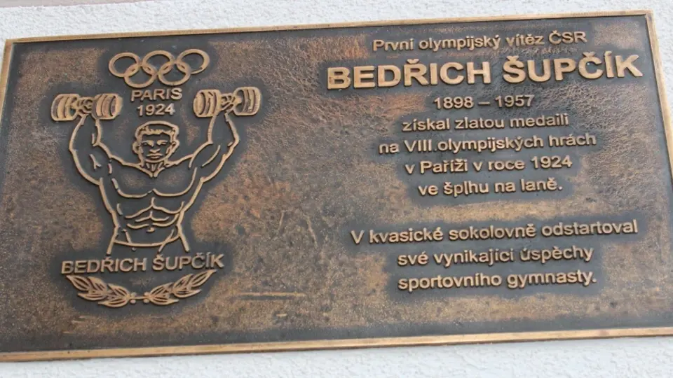 Ve středu 28. října 2015 v Kvasicích slavnostně odhalili pamětní desku olympionikovi Bedřichu Šupčíkovi.
