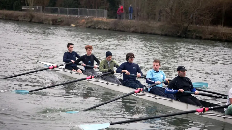 Oxfordští studenti na Temži při veslařském tréninku