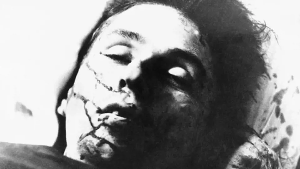 Mrtvá Bonnie Parkerová. Také ona byla prostřílena aspoň padesáti zásahy
