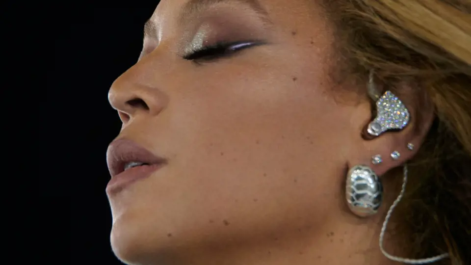 Luxusní sluchátko ozdobené 4,5 karátovými bílými diamanty z dílny Tiffany & Co. bude zpěvačku Beyoncé provázet po celou dobu turné RENAISSANCE WORLD TOUR.