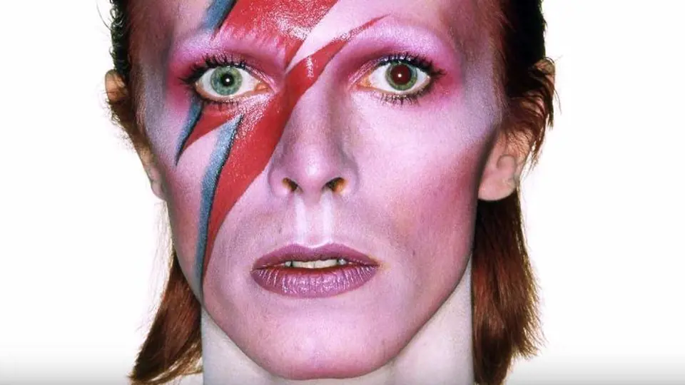 David Bowie prý zažíval neustále nevysvětlitelné situace. V zrcadle viděl UFO, v krbu ďábla.