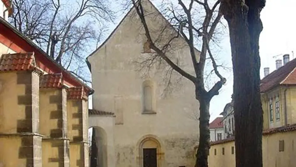 Románská bazilika sv. Václava s kryptou sv. Kosmy a Damiána je postavena na místě, kde byl podle tradice roku 935 zavražděn a po tři roky pohřben sv. Václav.