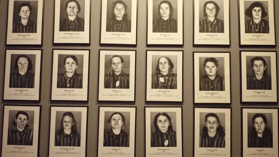 Fotografie žen, které zahynuly v Osvětimi