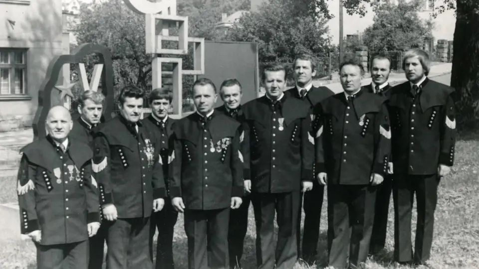 Jaroslav Ondráček (třetí zleva) na oslavě Dne horníků v 80. letech