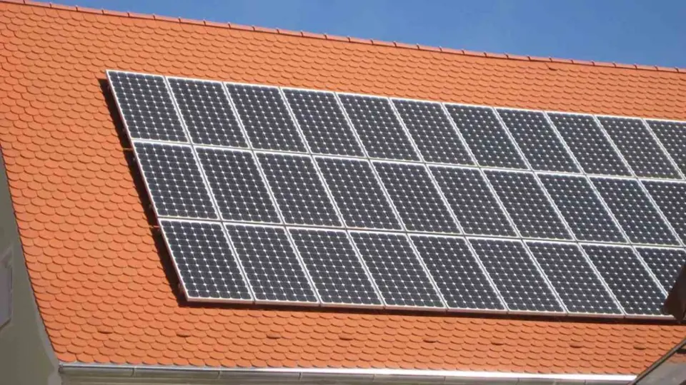 Největším problémem solárních panelů je to, že vyrábí elektřinu, když je jí nejméně potřeba, takže ji musíme někde schraňovat