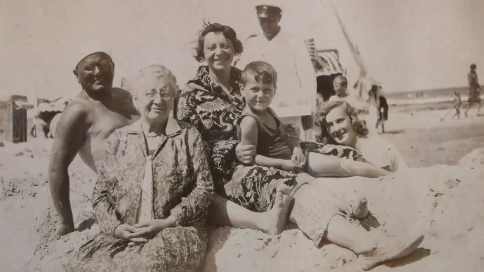 Rodiče Františka Lederera s babičkou a bratrem u moře