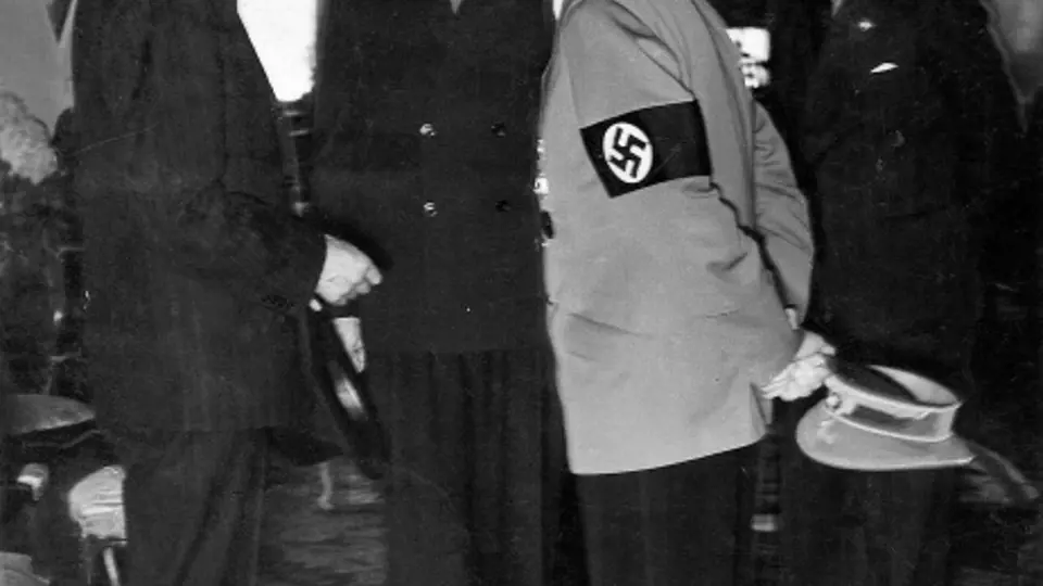 Britský premiér Neville Chamberlain s Adolfem Hitlerem při jednání v Godesbergu