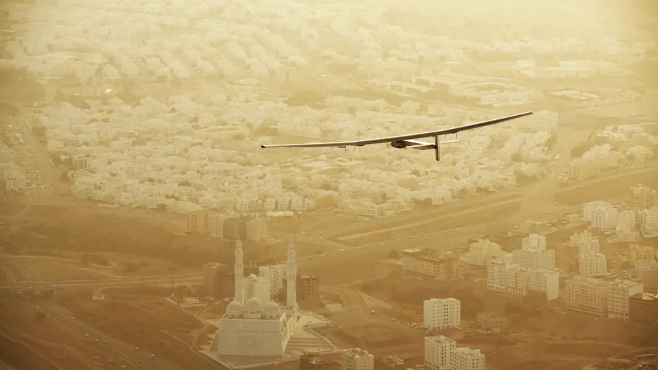 2. etapa: Cesta do indického Ahmedabádu trvá běžným letadlům 2,5 hodiny, Solar Impulse letěl více než 15 hodin.