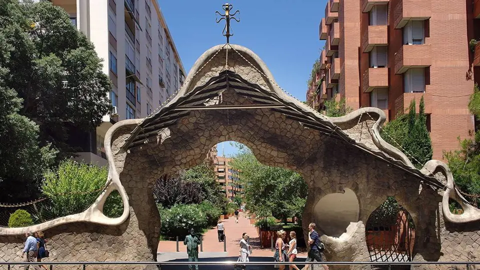 Brána Finca Miralles v Barceloně z roku 1901.