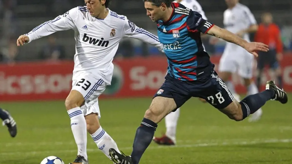 Mesut Ozil (vlevo) z Realu Madrid bojuje o míč s Jeremy Toulalanem z Lyonu.