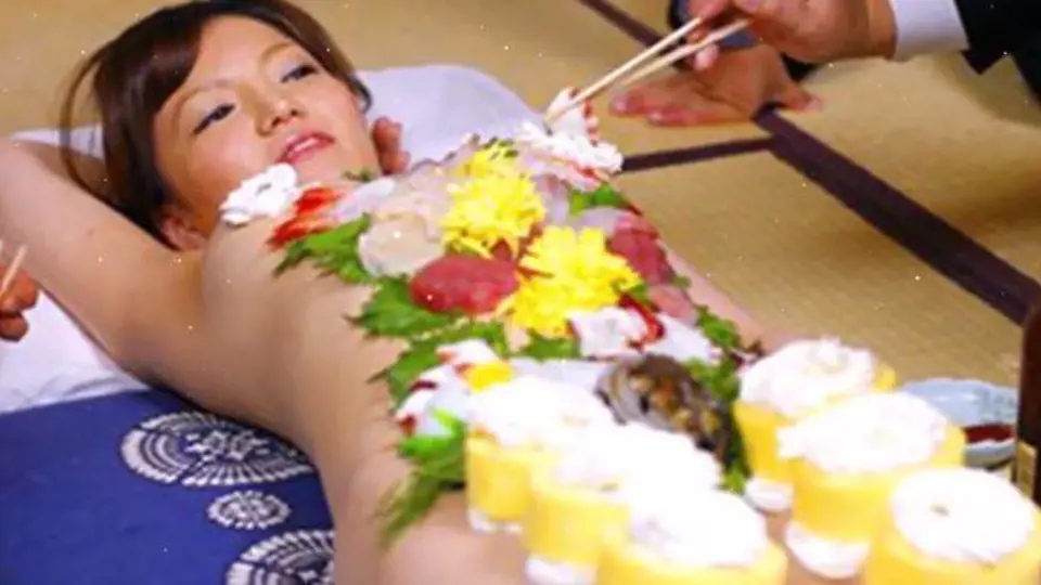 Nyotaimori je vyhlášená japonská restaurace. Veškeré speciality jsou zde servírovány na nahých ženských tělech.