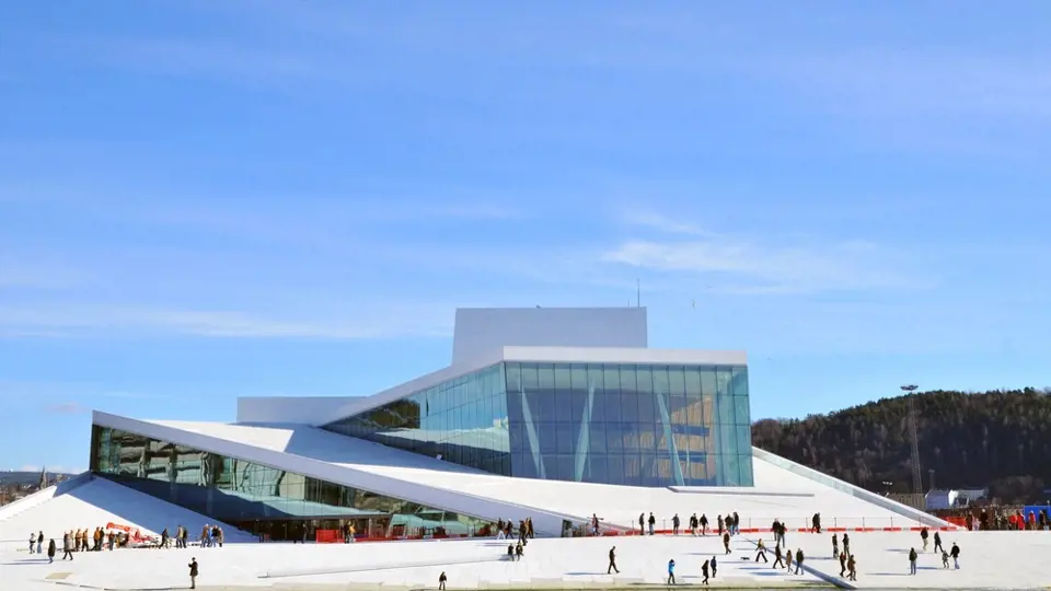 Opera v Oslu přezdívaná také Grand Opera je dominantou města tyčící se nedaleko od jeho centra. Otevřena byla v roce 2008.