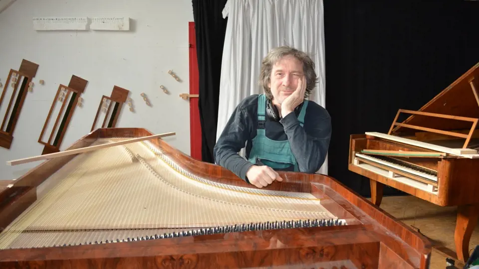 Paul McNulty s vlastní replikou fortepiana vyrobeného Fryderykem Buchholtzem