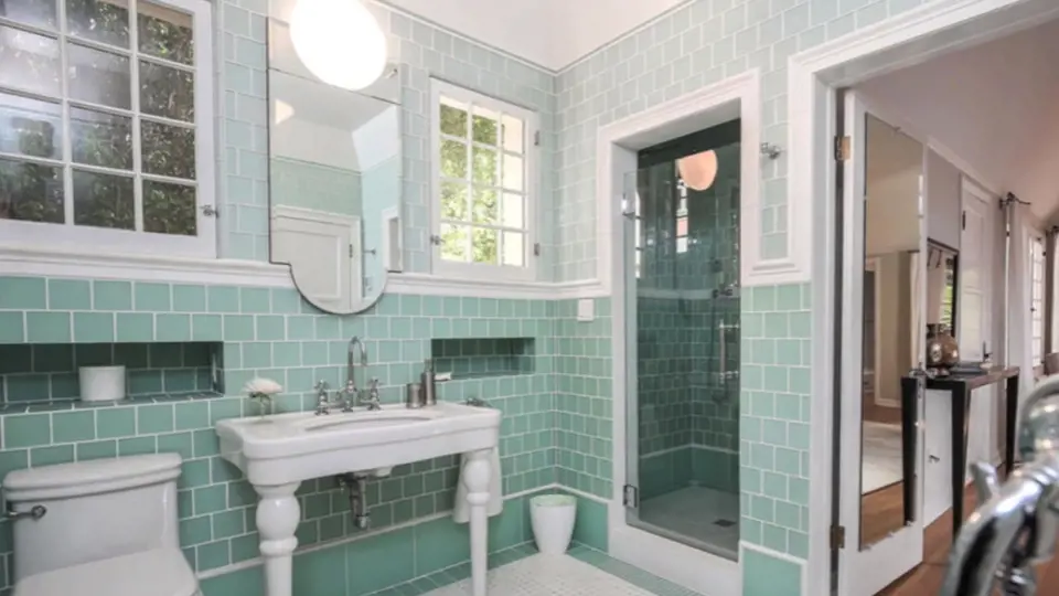 Koupelna Dity je zařízena v zelené barvě.