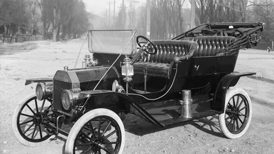Ford model T z roku 1910.