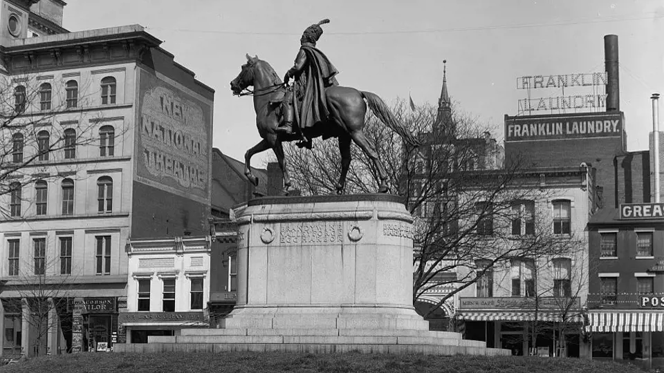 Ve Spojených státech jsou polskému generálovi věnovány desítky památníků a soch