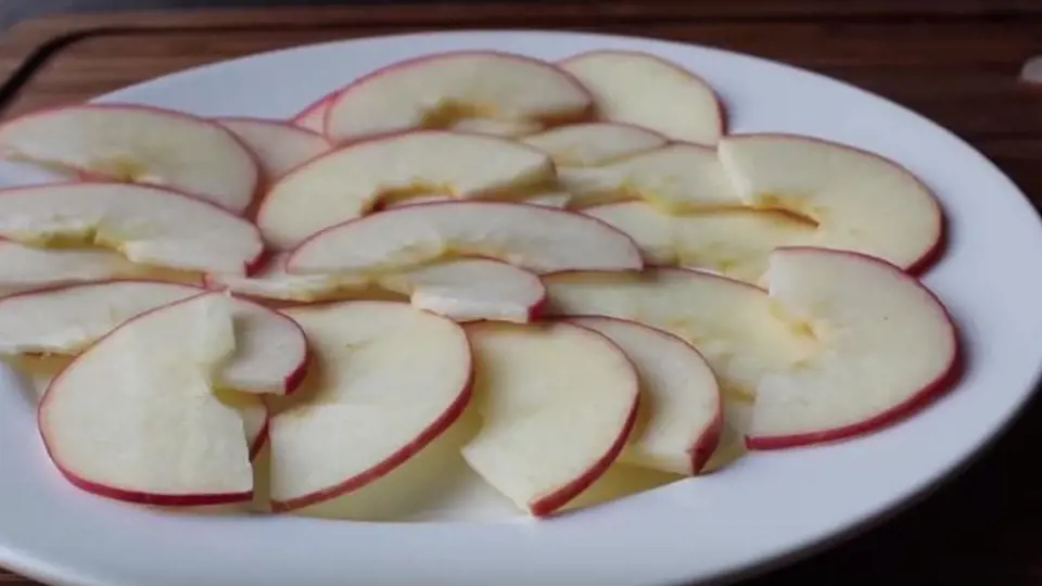 Plátky rozložte na talíř, jak vidíte na fotografii, a vložte na asi 45 vteřin do mikrovlnky. Důležité je, aby jablka změkla. 