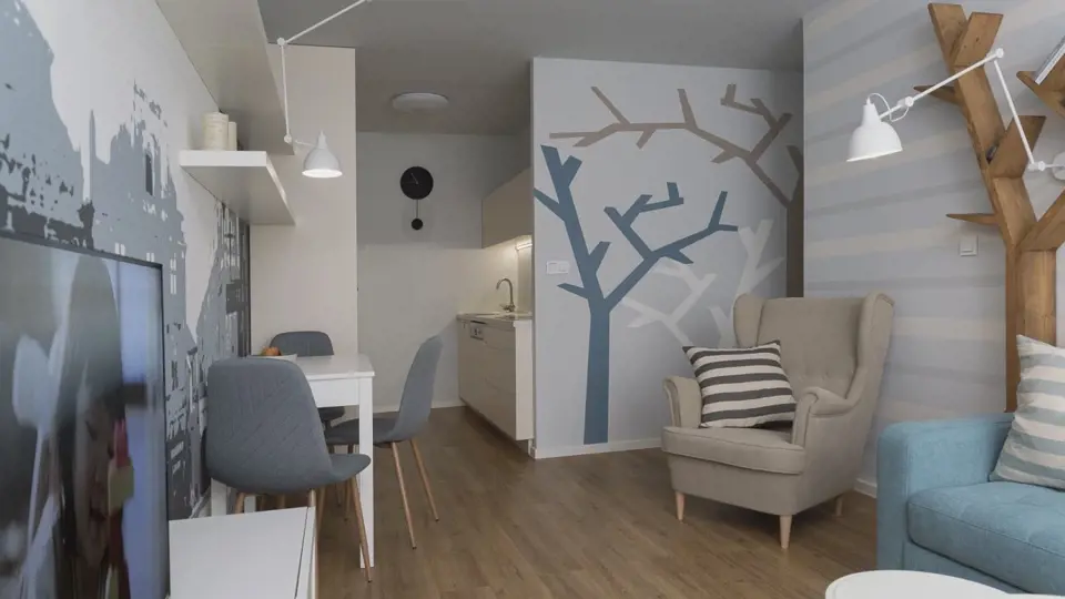 Jedna z dominant obývací části, stromy na stěně, je skutečně namalovaná. Uhádnete, který ze stromů současně funguje jako magnetická tabule?
