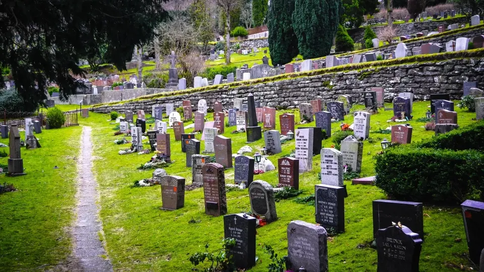 Ženiny ostatky skončily na hřbitově Mollendal v Bergenu. 