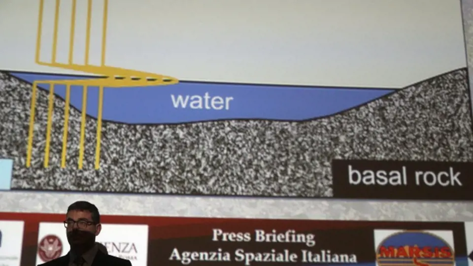 Italští vědci ohlásili nález velkého podzemního jezera s vodou v kapalném stavu na planetě Mars
