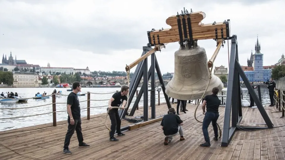 Prahu od 28. srpna zdobí nový zvon, který má velkou symboliku. Jmenuje se #9801 a stejně tolik váží (jeho spodní průměr je 258 cm).