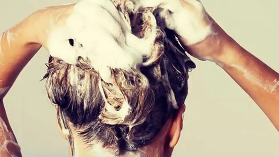Zvykli jste své vlasy na mytí každý den? Chyba! Škodíte jim, budou vysušené a lámavé, navíc se tak tvoří častěji i lupy. Zvykněte je zase na mytí jednou za dva až tři dny.