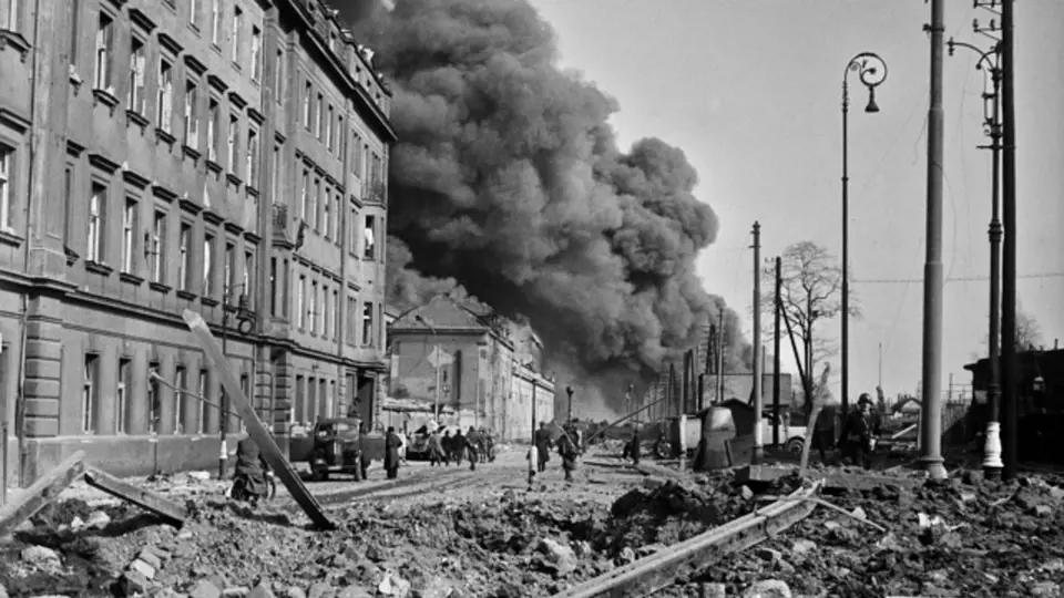 Bombardování Prahy za druhé světové války. Archivní foto.