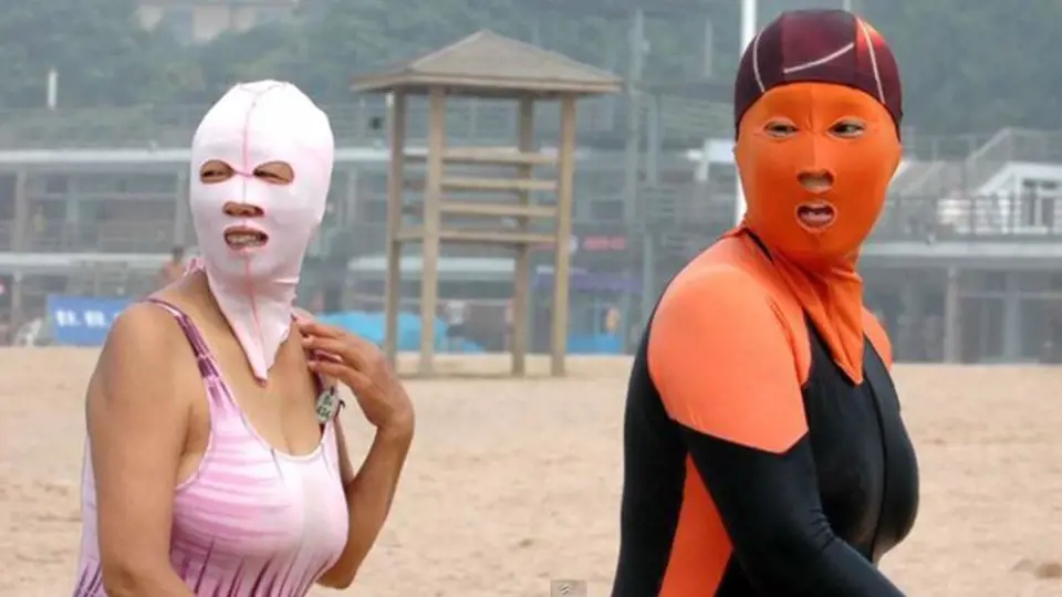 Tyto strašidelné masky ochrání obličej před slunečním zářením lépe než nejsilnější opalovací krém.