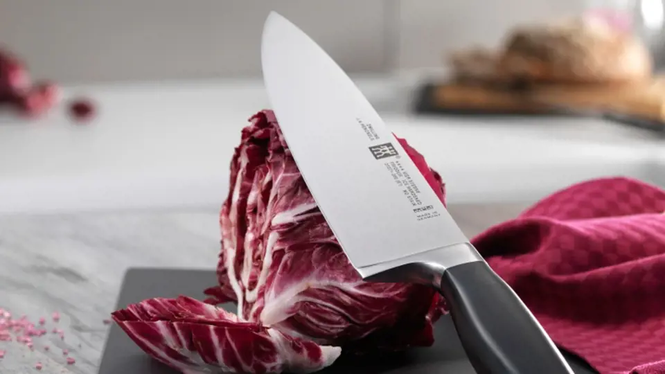Zwilling Four Star kuchařský nůž má kovanou čepel z nerez oceli tvrzenou mrazem a bezspárovou syntetickou ergonomickou rukojeť, cena, díky čemuž jej délka je 20 cm, cena 3010 Kč.