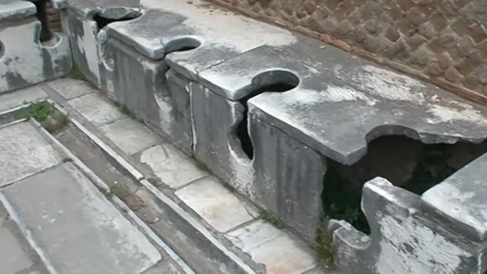 Veřejné latríny existovaly ve starém Římě.