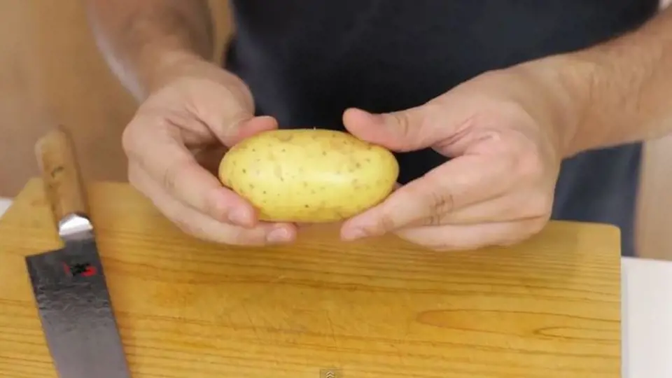 Takto připravené brambory vložte do hrnce s vodou.