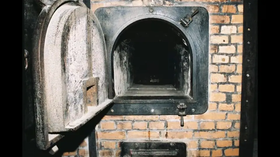 Těla obětí byla spalována v pecích krematoria.