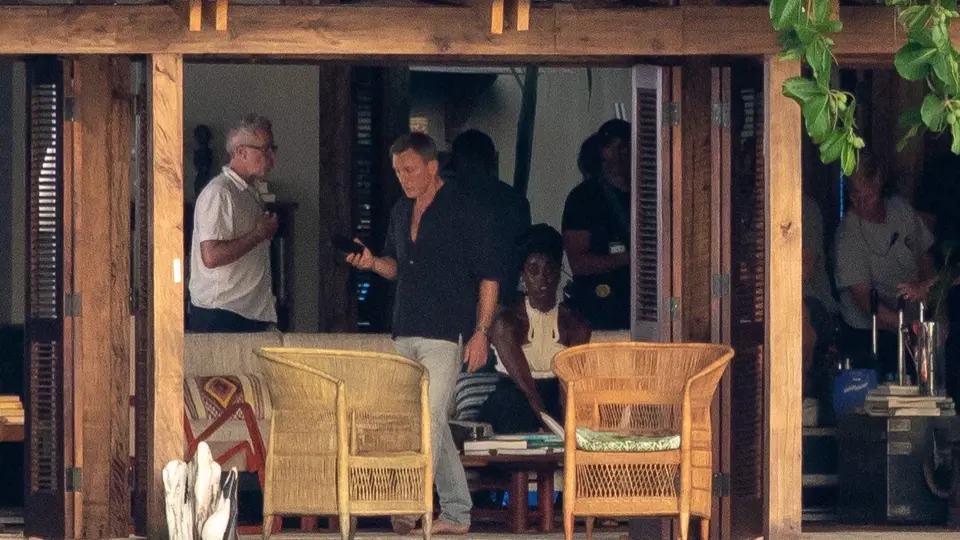 Lashana Lynchová a Daniel Craig při natáčení nového Bonda