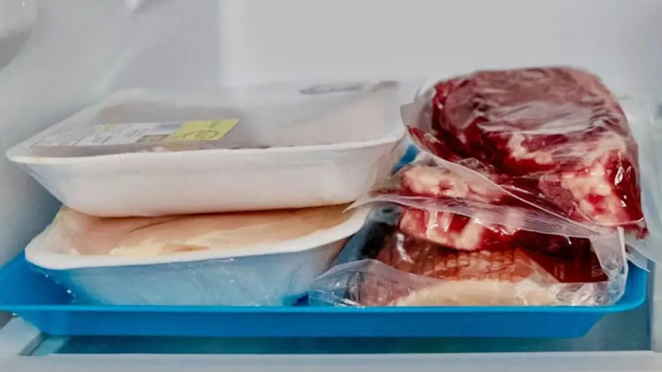 V mikrovlnce rozhodně nerozmrazujte maso.