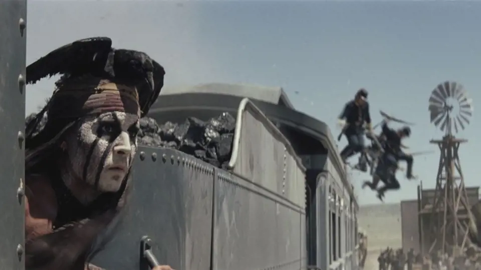 Fanoušky výtvarné podívané říznuté svérázným humorem nejspíš potěší Osamělý jezdec, jímž je ve stejnojmenném filmu Armie Hammer, kterému sekunduje Johnny Depp v roli indiánského bojovníka. 