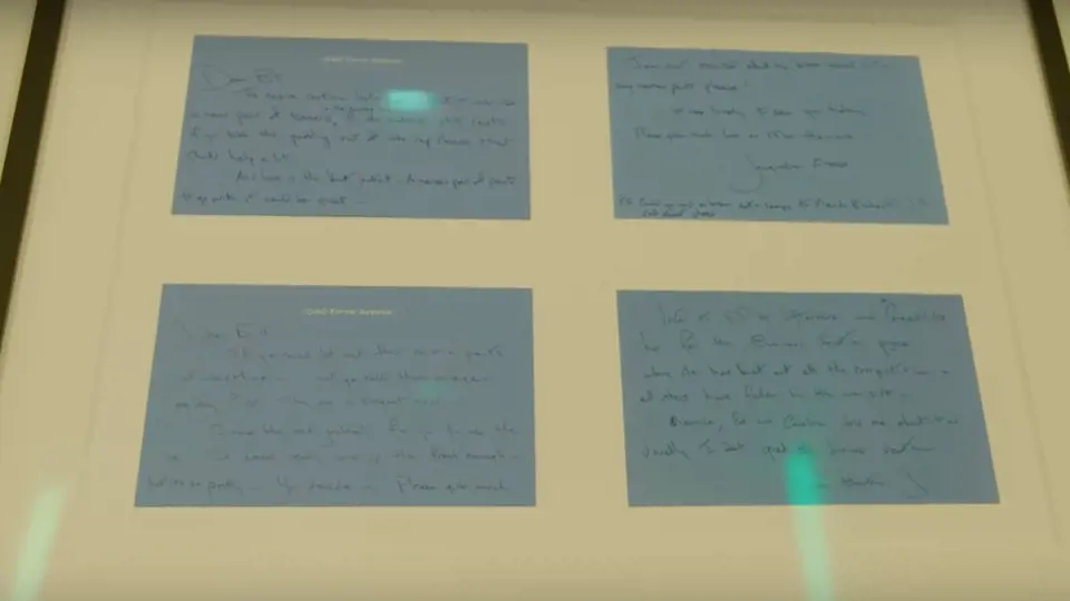 Na toaletě pro hosty má Michael vystavené originály dopisů od Jackie Kennedy, které vydražil v aukci.