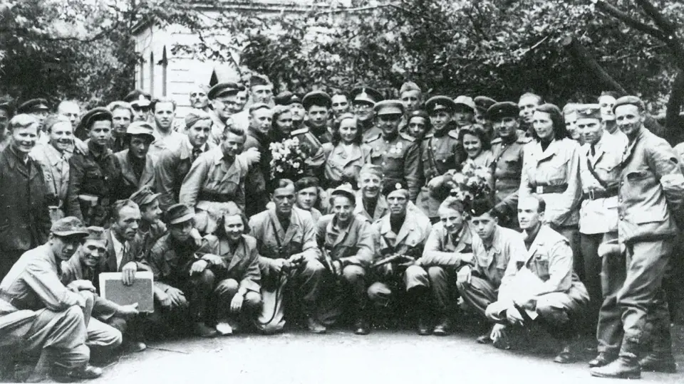 Ráno 6. května 1945 dorazili do Příbrami členové partyzánské skupiny Smrt fašismu pod vedením kpt. Jevgenije Olesinského (uprostřed s kyticí) a odzbrojili zbytek německé vojenské posádky. Snímek vznikl krátce po osvobození