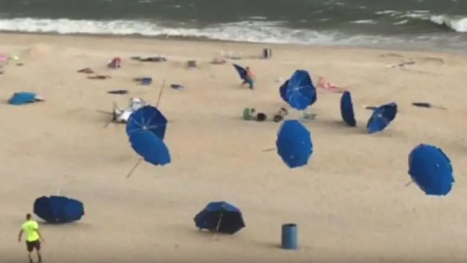 Plážové deštníky usmrtí ročně několik tisíc lidí! Zvláště ve větrném počasí jde o opravdu nebezpečný vražedný nástroj!